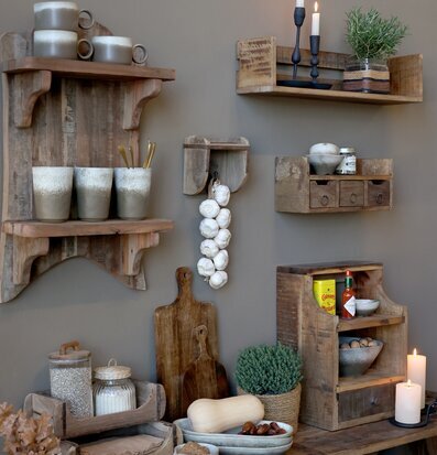 Bild på harmoniskt kök med trädetaljer, keramik och växter