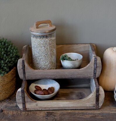 Bild med rustika förvaringslådor i naturträ och keramik