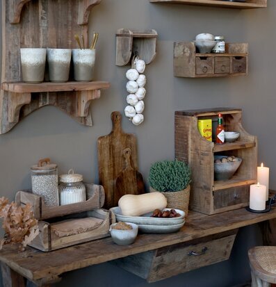 Bild: Naturnära kök med trä, keramik och harmonisk förvaring