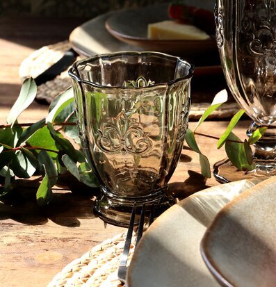 Bild av elegant dukning med grått glas och rustika detaljer