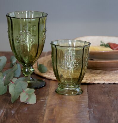 Bild av olivgröna glas och rustik dukning med naturmaterial