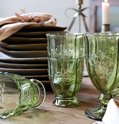Bild av inbjudande dukning med gröna glas och rustika toner