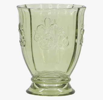 Bild av olivgrönt glas med franskt mönster och robust fot