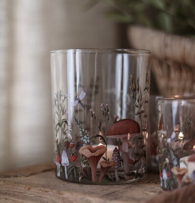 Bild av höstlig glaslykta med svampmotiv och varm stämning