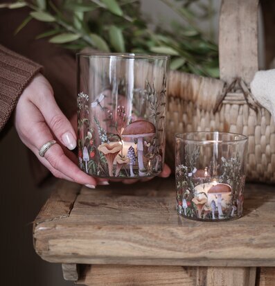 Bild av höstlig heminredning med glaslyktor och naturdetaljer