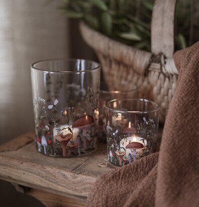 Bild av höstinspirerad interiör med glaslyktor och korg