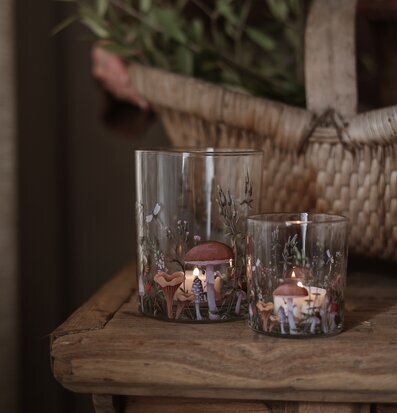 Bild av harmoniskt vardagsliv med naturtema och glaslyktor