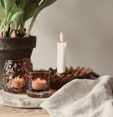 Bild av ombonad vårdukning med tulpaner och levande ljus