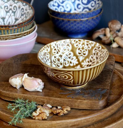 Bild av vardagslyxig dukning med keramikskål och träbrickor