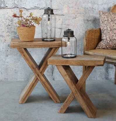 Bild på harmoniskt hörn med rustika sidobord och glaslyktor