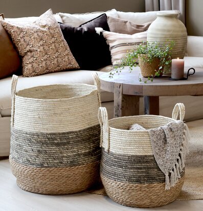 Bild på harmoniskt vardagsrum med flätade korgar och naturtoner