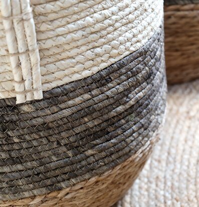 Bild på handvävd förvaringskorg i naturfiber och jordnära toner