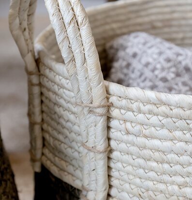 Bild på flätad förvaringskorg med handtag i naturfibrer