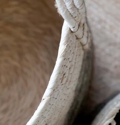 Bild på närbild av flätad förvaringskorg i mocca och creme