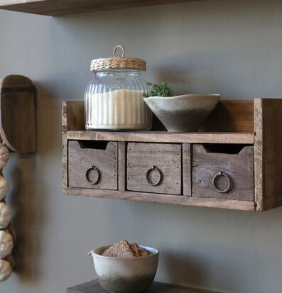 Bild på rustik hylla med lådor och naturliga köksdetaljer