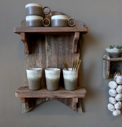 Bild av rustik vägghylla med keramik och lantlig köksinredning