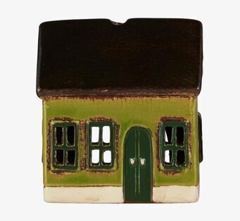 Bild av grön ljuslykta formad som charmigt miniatyrhus