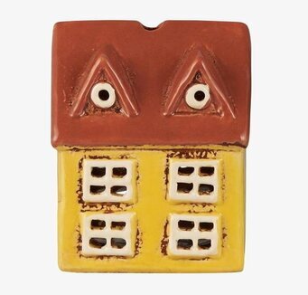 Bild av gul ljuslykta formad som nordiskt hus med detaljer