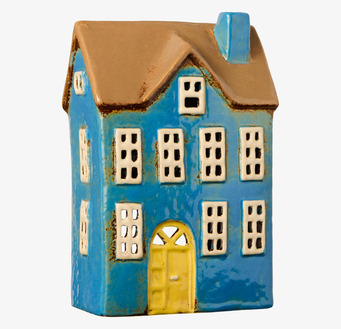 Bild av dekorativ blå ljuslykta formad som fantasifullt hus