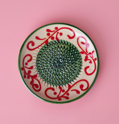 Bild av färgglad keramisk rivplatta med handmålat mönster