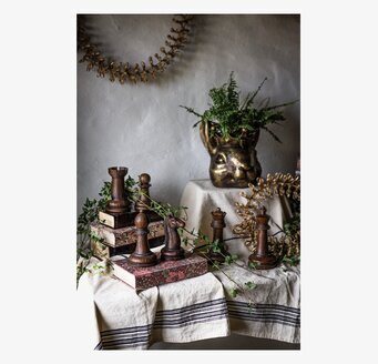 Bild: Stilleben med schackpjäser, böcker och gröna växter