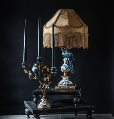 Bild på inredning med fransig lampskärm och blåvita detaljer