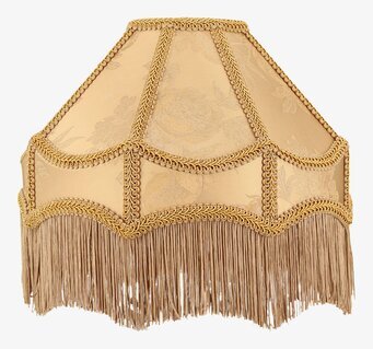 Bild på åttakantig lampskärm med guld och fransar i närbild