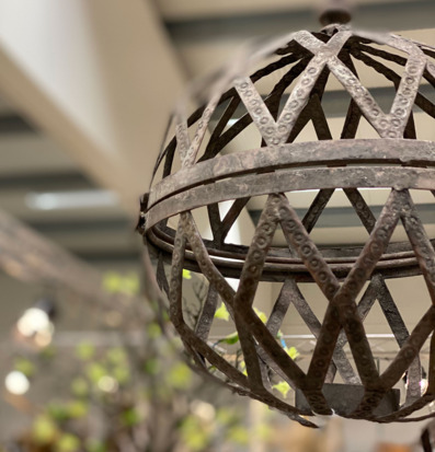 Bild av hängande klotlykta i metall med industriell design