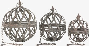 Bild på tre hängande metalllyktor i olika storlekar och färger