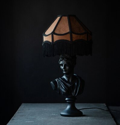 Bild av unik lampa med klassisk byst och åttakantig skärm