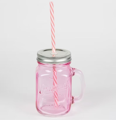 Bild av rosa glasburk med handtag och randigt sugrör