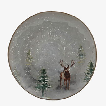 Bild av vintrig tallrik med hjort och granar i dova färger