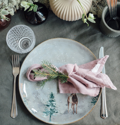 Bild av nordisk vinterdukning med keramik, glas och textil