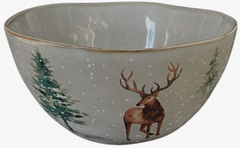 Bild på vintrig skål med hjort och granar i grå toner