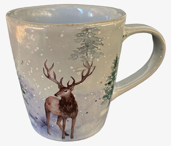 Bild av vintrig mugg med hjort och snöklädda granar