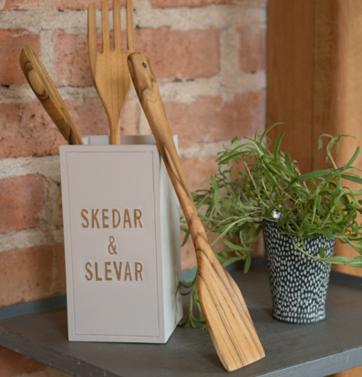 Bild på köksredskap i teak – inspiration för köksinredning