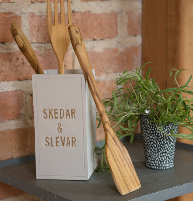 Bild av stilrent kök med teakredskap och rustik tegelvägg