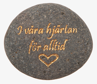 Bild på minnessten med grå naturlig yta och guldtext