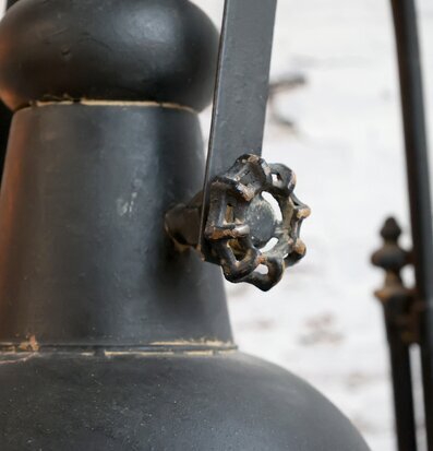 Bild av robust golvlampa med industriell design och patina