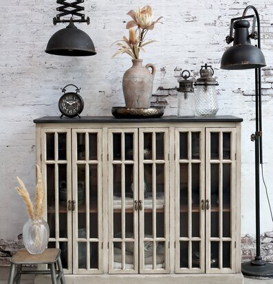 Bild av harmonisk inomhusmiljö med vitrinskåp och golvlampa