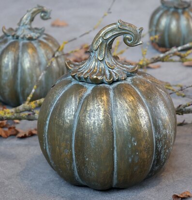 Bild av dekorativ pumpa i antik mässing med höstkänsla ute