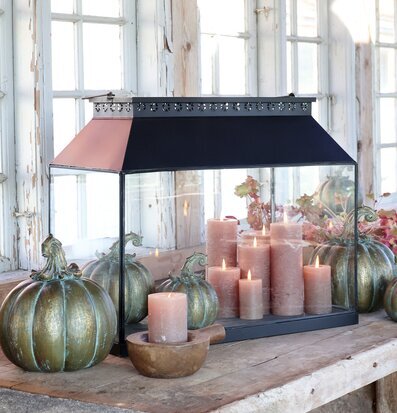 Bild av lantlig höstdekoration med pumpor, ljus och träbänk
