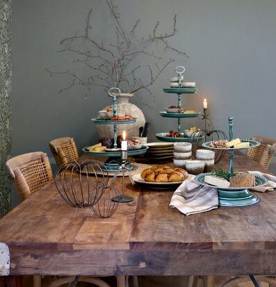 Bild av inbjudande matbord i naturnära och varm miljö