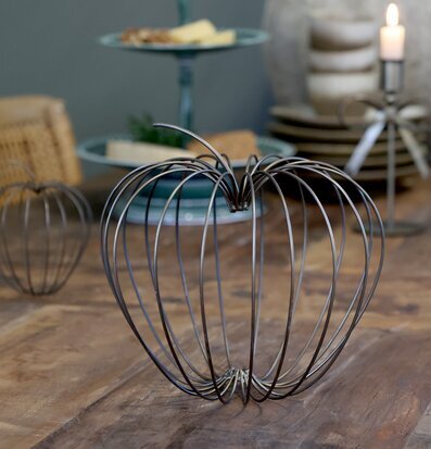 Bild av höstig inredning med pumpa i antik mässing på bord