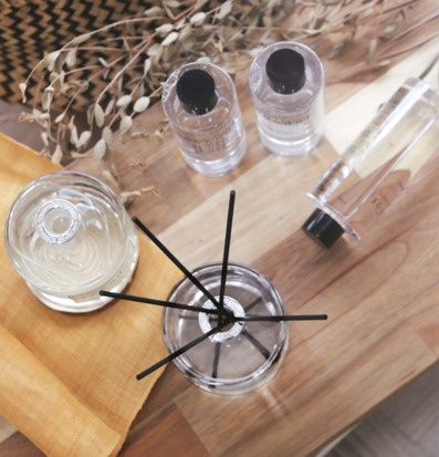 Bild av doftspridare och heminredning i harmonisk miljö