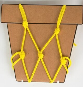 Bild av tre färgglada ampelupphängningar i neutral miljö