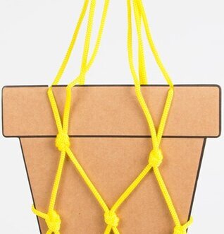 Bild på ampel med kreativ design och färgglada snören