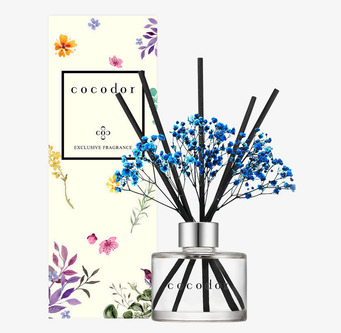 Bild på eleganta doftpinnar med blå blommor och stilren design