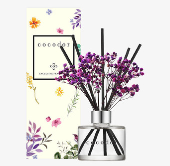 Bild på eleganta doftpinnar med blommor och modern design