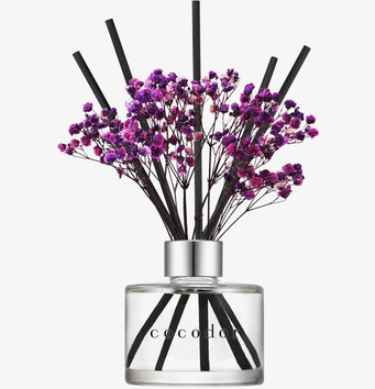 Bild på doftpinnar med lavendel i stilren glasflaska